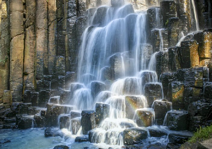 Cascadas y grutas